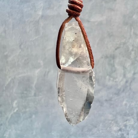 【カイラス産】天然ヒマラヤ水晶革紐付きペンダント⑧/Kailash Himalayan Quartz Pendant