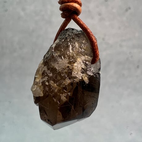【ガウリシャンカール産】天然ヒマラヤスモーキークォーツ革紐ペンダント⑥/GauriShankar Himalayan Smoky Quartz Pendant
