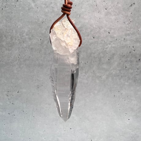 【ガネッシュヒマール産】天然ヒマラヤ水晶革紐付きペンダント①/GaneshHimal Limonite in Natural Pendant
