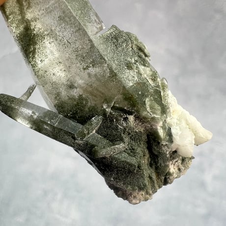【ガネッシュヒマール産】クローライトイン天然ヒマラヤ水晶/GaneshHimal Chlorite&Albite in Himalayan Quartz