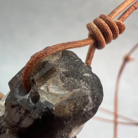 【ガウリシャンカール産】天然ヒマラヤスモーキークォーツ革紐ペンダント⑩(※訳あり)/GauriShankar Himalayan Smoky Quartz Pendant