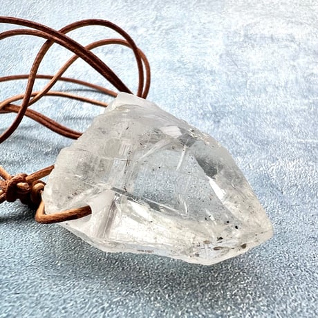 【カイラス産】天然ヒマラヤ水晶革紐付きペンダント①/Kailash Himalayan Quartz Pendant