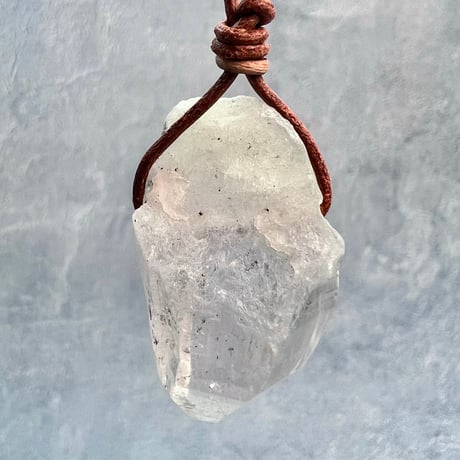 【カイラス産】天然ヒマラヤ水晶革紐付きペンダント⑩/Kailash Himalayan Quartz Pendant