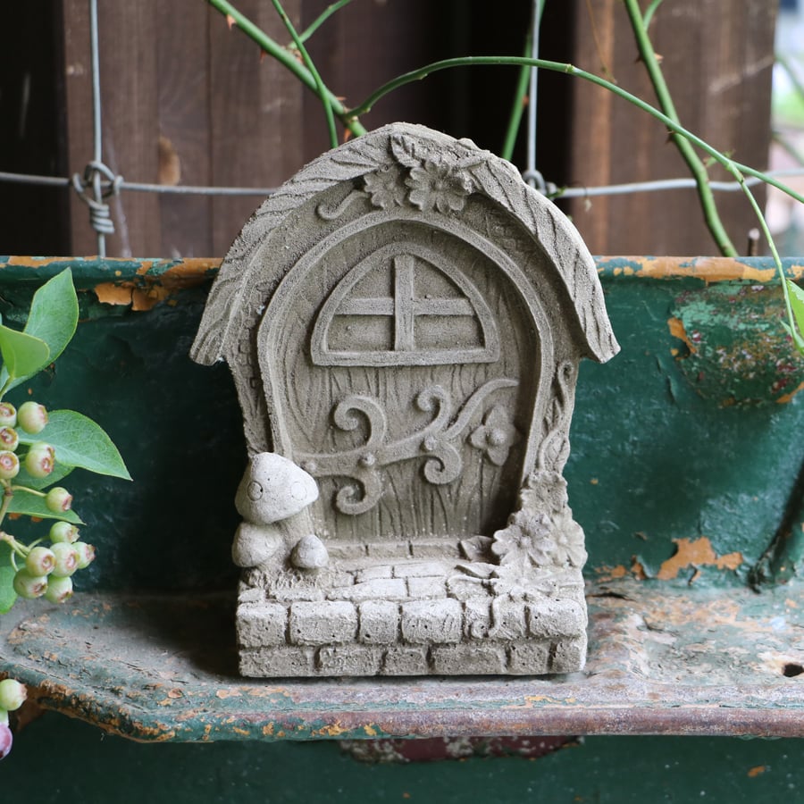 ワンダーデコール 妖精壁掛けプレートFAIRY WRITING PLAQUE ワンダーデコール】 PQD38 FAIRY DOOR J（窓が付いている扉
