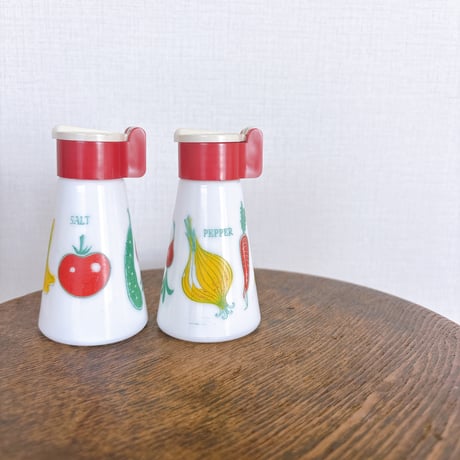 西ドイツ　ヴィンテージ　やさい柄ソルト&ペッパー瓶　ミルクガラス