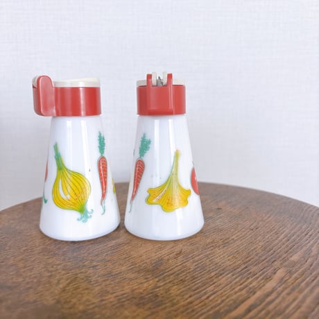 西ドイツ　ヴィンテージ　やさい柄ソルト&ペッパー瓶　ミルクガラス