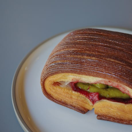パンスイス・ピスタチオとイチゴ
