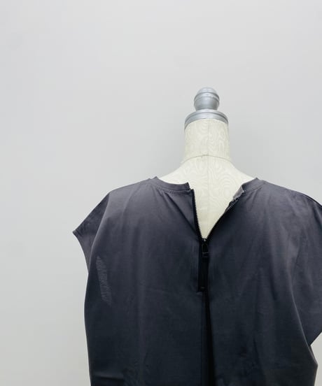 後ろファスナー ロゴTシャツ