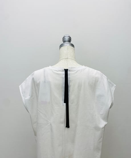 後ろファスナー ロゴTシャツ