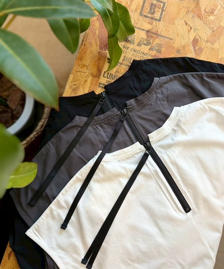 後ろファスナー ロゴTシャツ