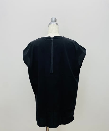 後ろファスナー ロゴTシャツ