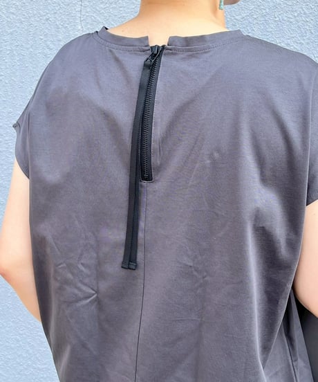 後ろファスナー ロゴTシャツ