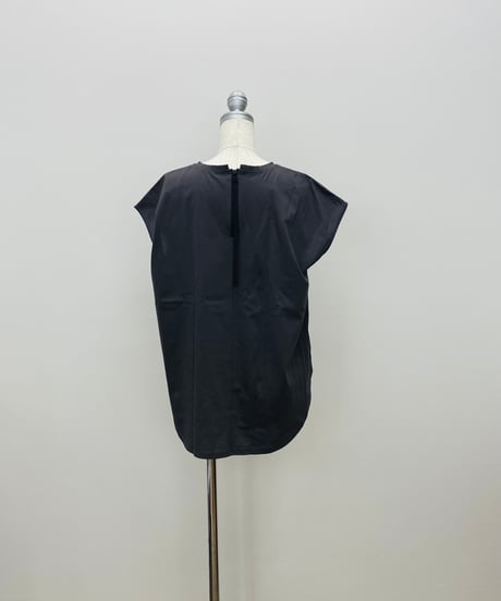 後ろファスナー ロゴTシャツ