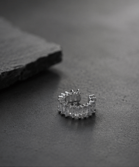 TIGRIS | baguette eternity earcuff