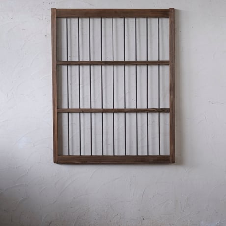 木枠の鉄格子