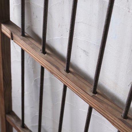 木枠の鉄格子