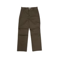 KNEE TUCK CHINO [BROWN]