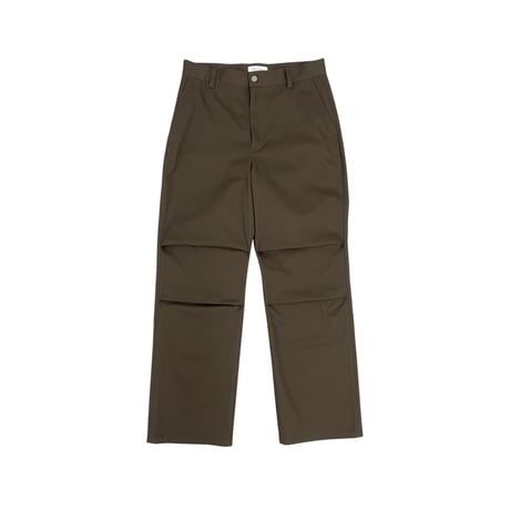 KNEE TUCK CHINO [BROWN]