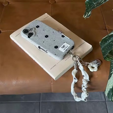 K23334 フラワーチャームストラップ付きiPhoneケース