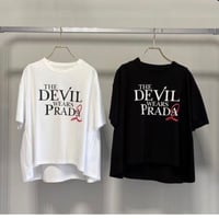 【MARGAUX VINTAGE 2027 PS】THE DEVIL WEARS PRADA 2 TEE（ラバープリント）