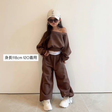 〈即納〉𝐎𝐫𝐢𝐠𝐢𝐧𝐚𝐥オフショルダートップス【ブラウン】