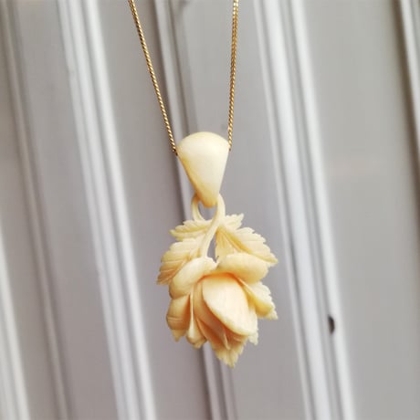 アイボリー　薔薇のペンダントップ　フランスアンティーク