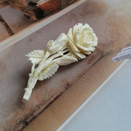 ボーン製　薔薇のブローチ　ドイツアンティーク