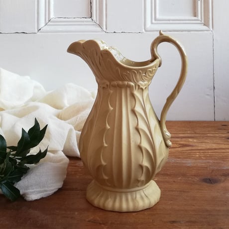 ヴィクトリアン アカンサス　陶器のジャグ
