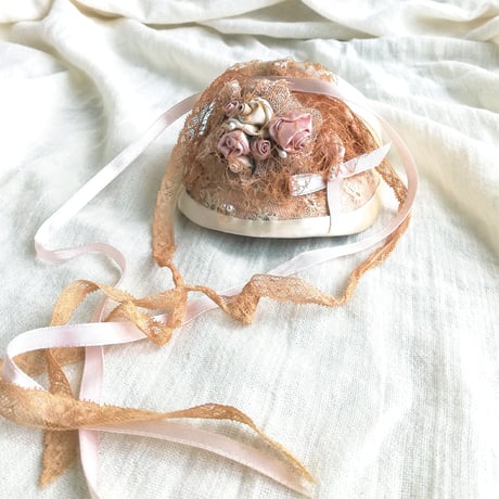 リボンワークの薔薇飾り　ドール用ボネ