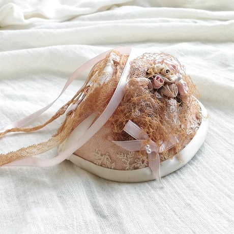 リボンワークの薔薇飾り　ドール用ボネ