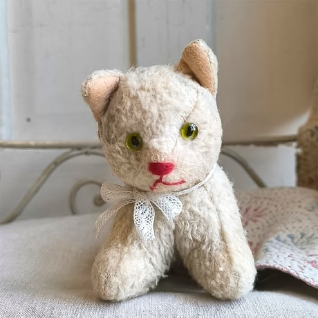 ドイツ製　グリーンアイ　猫のぬいぐるみ