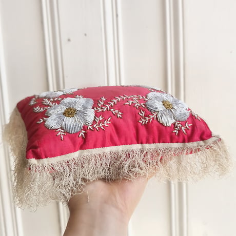 花のビーズ刺繍　シルク　ミニクッション