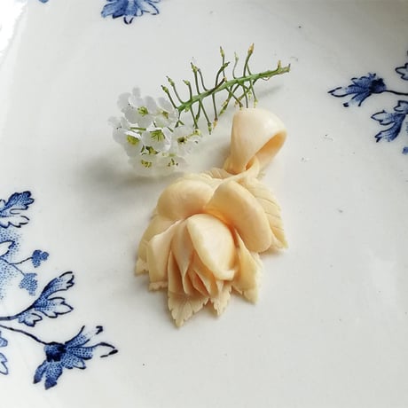 アイボリー　薔薇のペンダントップ　フランスアンティーク