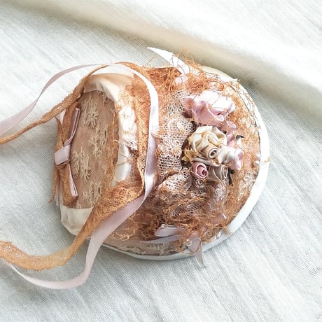 リボンワークの薔薇飾り　ドール用ボネ