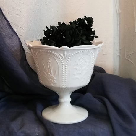 ヴィクトリアン　ミルクガラス　植物柄　脚付きボウル