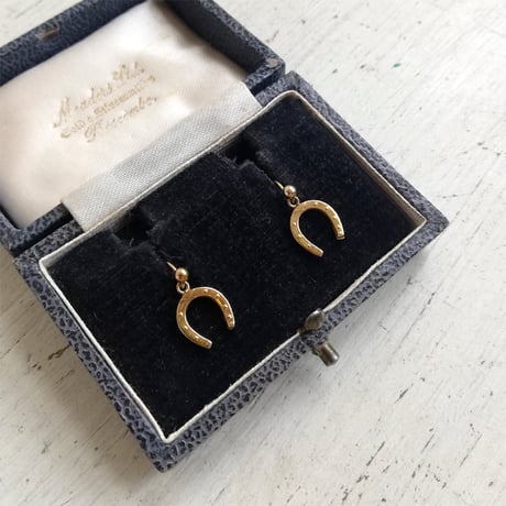 9Kゴールド　ホースシュー　ダングルピアス