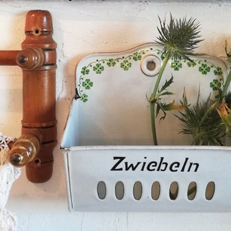 ホーロー　クローバーのオニオンラック　Zwiebeln
