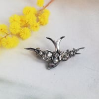 ヴィクトリアン　シルバー　ペーストガラス　レッドアイ　ツバメのブローチ