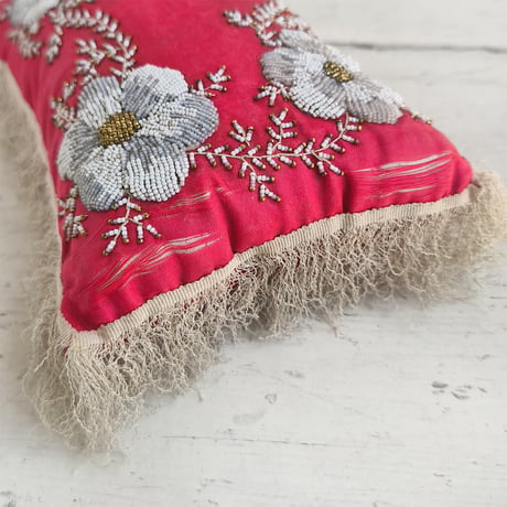 花のビーズ刺繍　シルク　ミニクッション