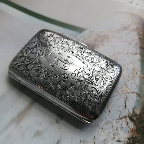 純銀製　花とアカンサスのエングレーヴィング 　シガレットケース　1911年