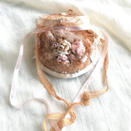 リボンワークの薔薇飾り　ドール用ボネ
