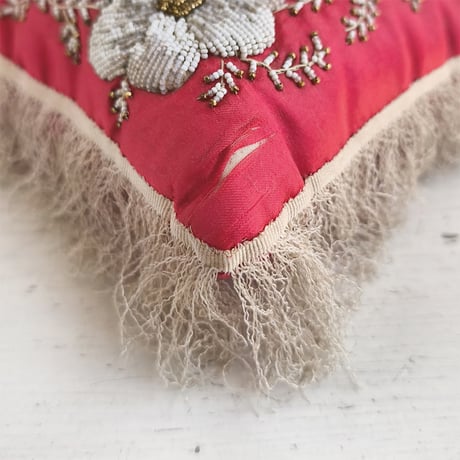 花のビーズ刺繍　シルク　ミニクッション