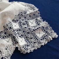 小花とスクエアのクロシェレース　リネン　テーブルクロス