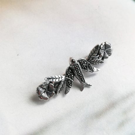 シルバーとマーカサイト　つばめと花のブローチ