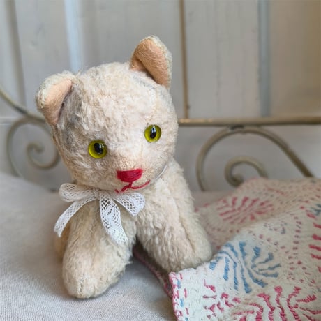 ドイツ製　グリーンアイ　猫のぬいぐるみ