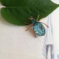 アクアマリンブルーガラス　スパイダー　ブローチ