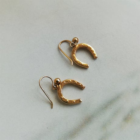 9Kゴールド　ホースシュー　ダングルピアス