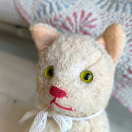 ドイツ製　グリーンアイ　猫のぬいぐるみ