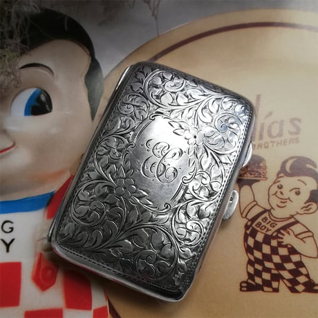 純銀製　花とアカンサスのエングレーヴィング 　シガレットケース　1911年