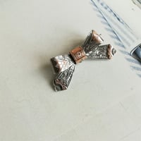 エドワーディアン　シルバー　手彫り装飾　リボン　ブローチ　1906年